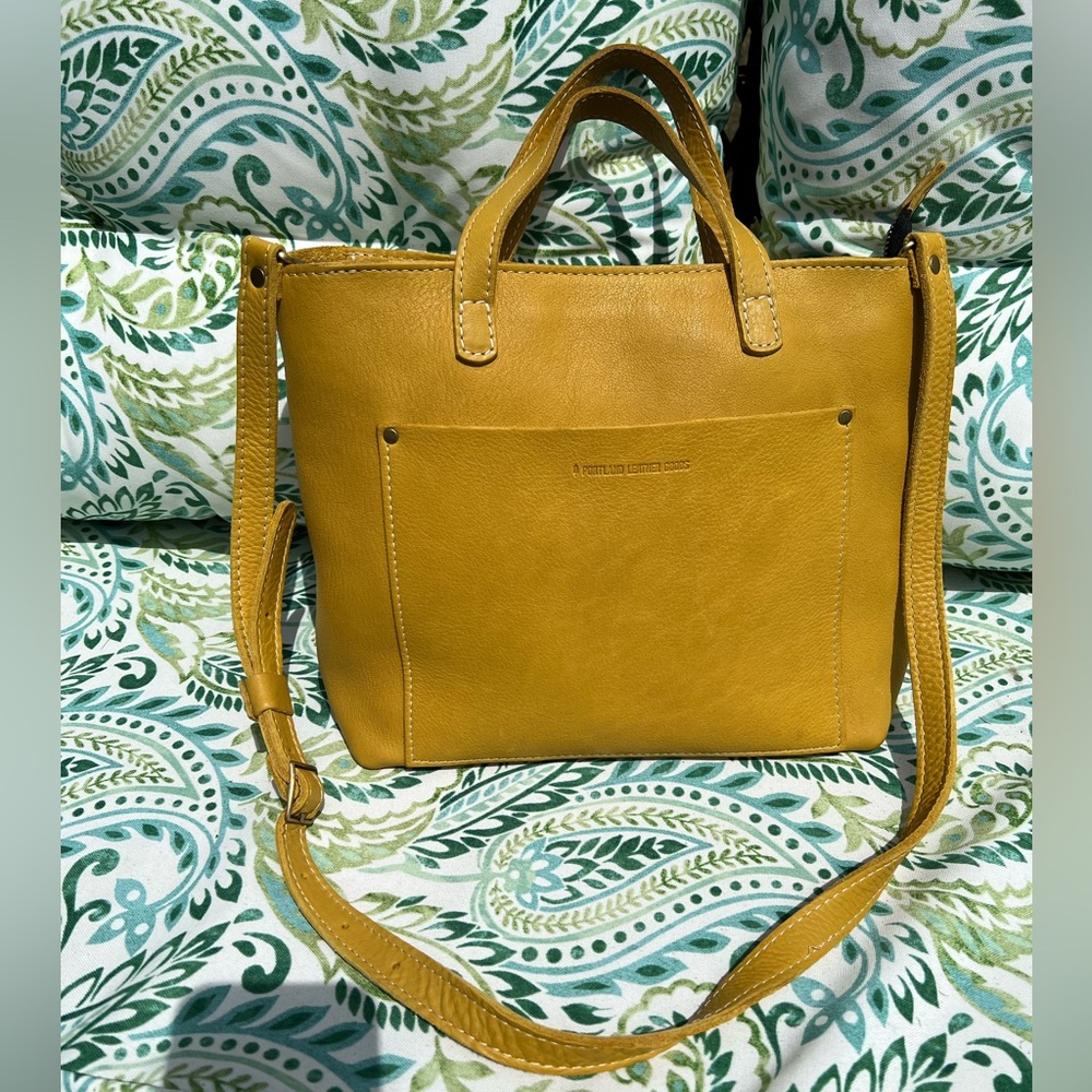 Portland Leather Medium Crossbody in Pomelo